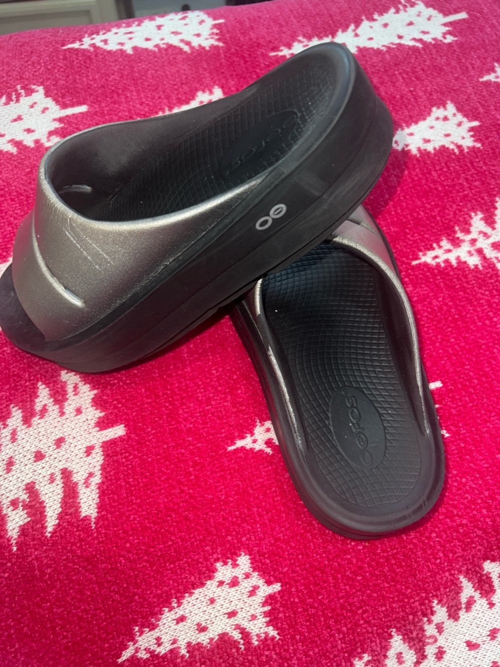 OOFOS OOmega OOahh Luxe Platform Recovery Slides- Metallic Silver - Picture 7 of 9